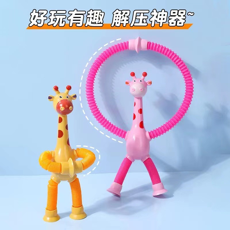 Hươu cao cổ phát sáng kéo dài tay chân dính tường.
