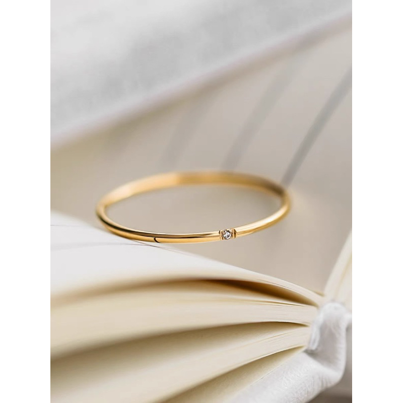 Nhẫn nữ titan tròn mảnh đính 1 viên đá không gỉ BY ACCESSORIES