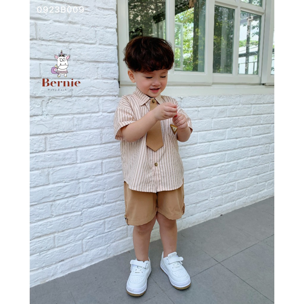 Bộ sơ mi kẻ nâu đính tag kèm cavat cá tính cho bé trai, set sơ mi cộc tay bé trai phong cách Hàn Quốc Bernie