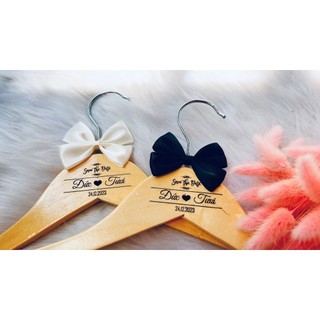 Móc Treo Quần Áo Bằng Gỗ Khắc Chữ Phong Cách Vintage Cho Cô Dâu Chú Rể (1 CÁI) | THAO WEDDING Guestbook Mẫu 0689