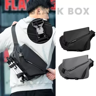 Túi Đeo Chéo Nam Chống Nước Khoá Từ Chống Giật Cap Cấp, Nhiều Ngăn Tiện Dụng, Đựng Được Chai Nước, Sổ Tay- The Black Box