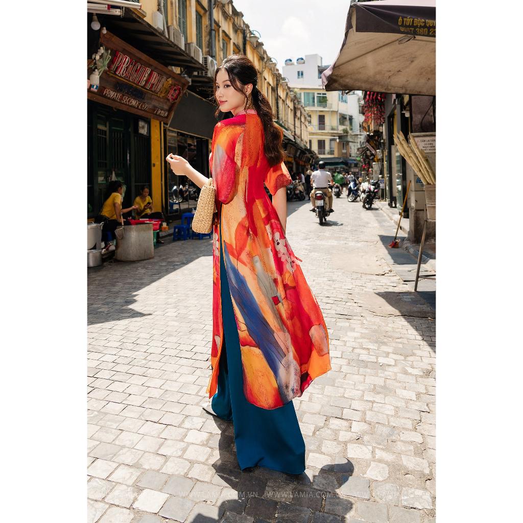 Áo dài Lamia Design AD128 chất liệu tơ Hàn, họa tiế tranh sơn dầu hòa sắc kết hợp cùng phom eo suông nhẹ spe