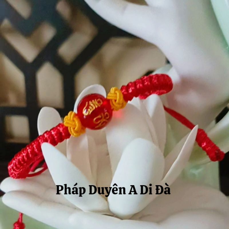 Vòng tay chỉ đỏ may mắn đính hạt đá khắc chú Quan Âm Tiếng Phạn - Án Mà Ni Bát Di Hồng