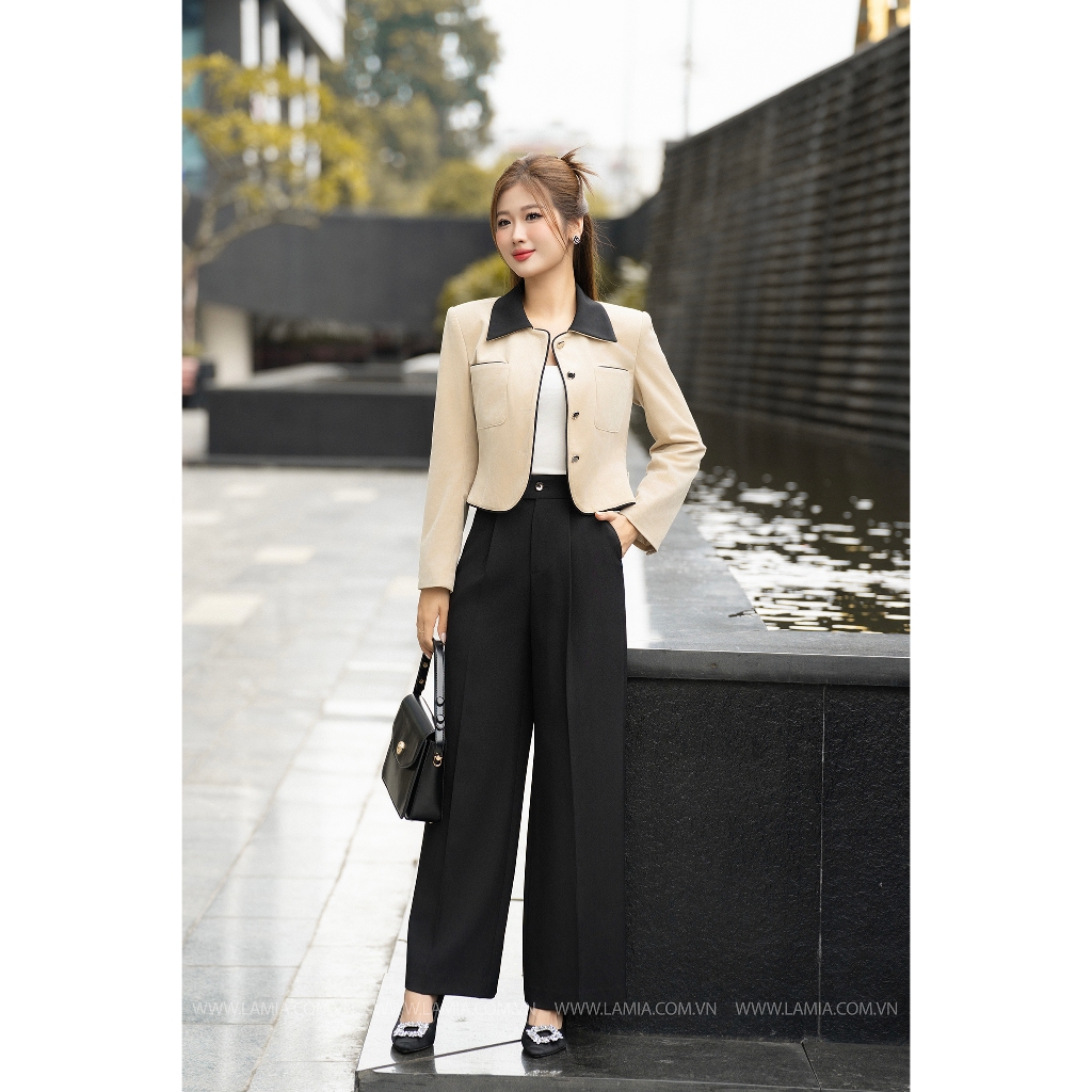 Áo blazer nữ Lamia Design LE194 bản cổ Curved chất liệu nhung tăm cao cấp cùng với gam màu be phối viền đen spe