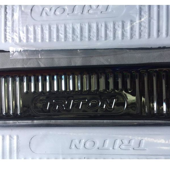 Ốp bậc cửa, nẹp bước chân trong, ngoài xe Triton 2015- 2024, 2025 vân titan cao cấp