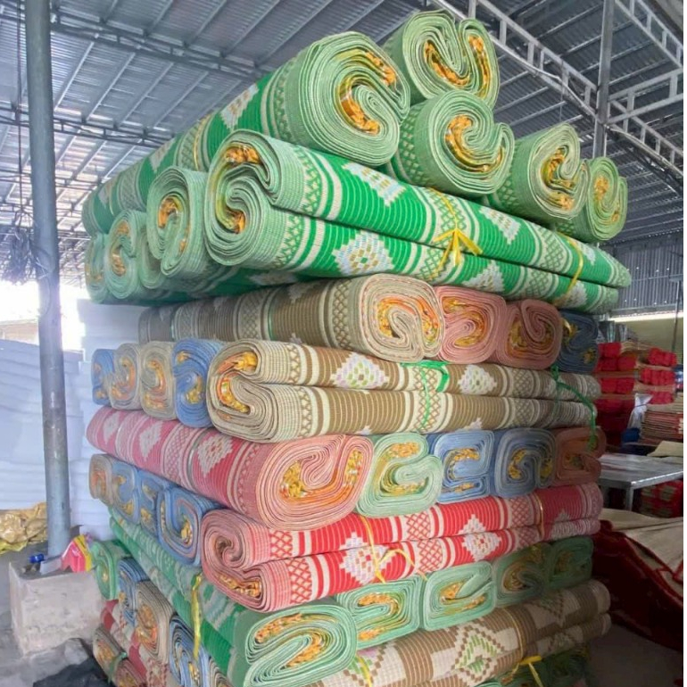 Chiếu nhựa gấp gọn,chiếu nhựa ăn cơm bày cỗ mầu ngẫu nhiên