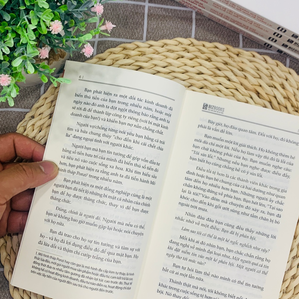 Sách Vượt Qua Sự Phản Bội: Đừng Để Tổn Thương Quá Khứ Hạn Chế Các Mối Quan Hệ Tương Lai - Bizbooks