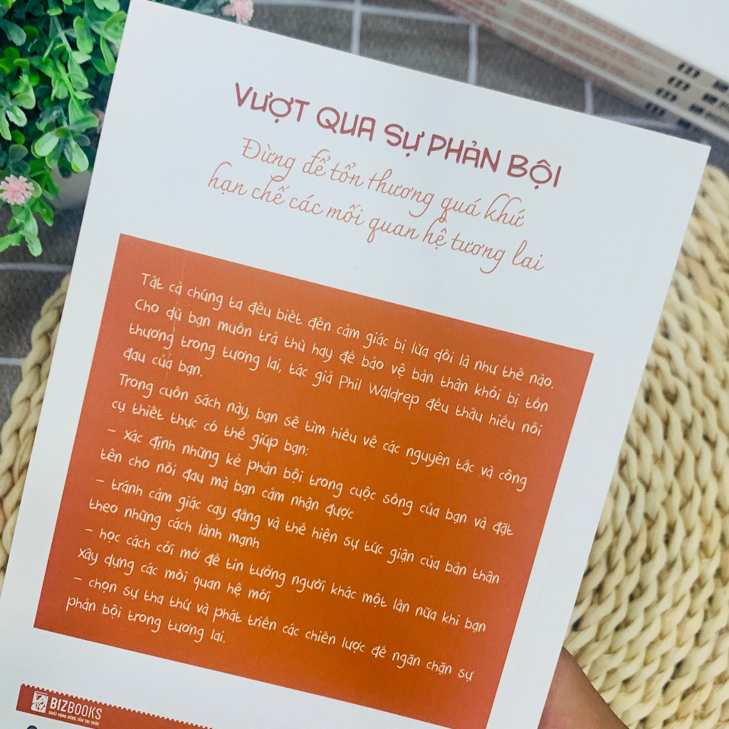 Sách Vượt Qua Sự Phản Bội: Đừng Để Tổn Thương Quá Khứ Hạn Chế Các Mối Quan Hệ Tương Lai - Bizbooks