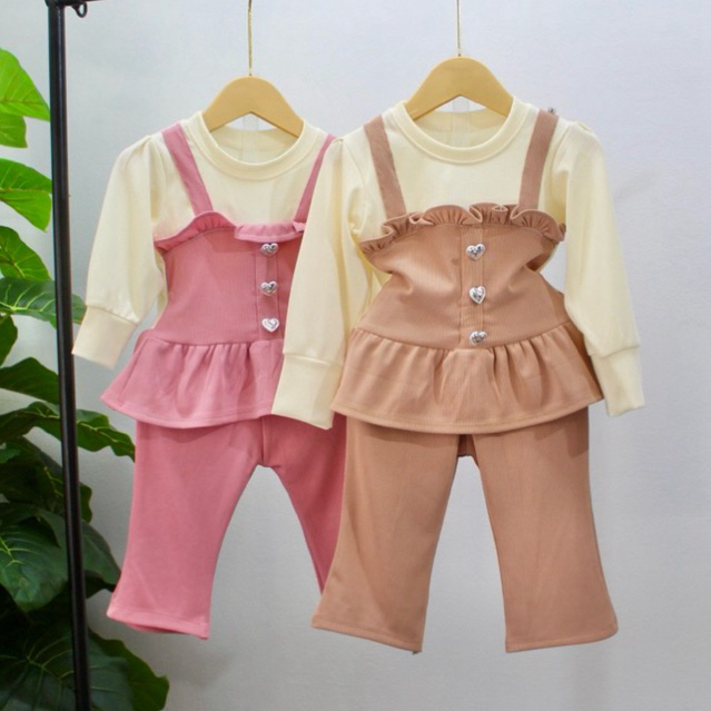 Mix đồ thu đông cho bé gái sao cho đẹp, ấm và tiện lợi? Bí quyết từ các stylist mẹ cần biết!