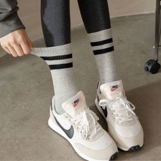 Tất nam nữ cổ cao 2 sọc trắng đen ôm viền phong cách Hàn Quốc thời trang năng động DEVARI T588