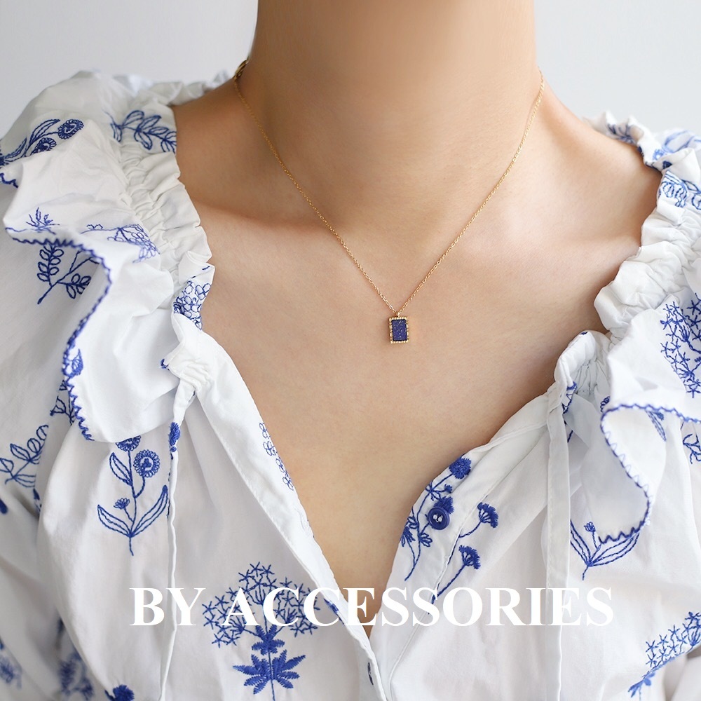 Dây chuyền nữ titan xích mảnh mạ vàng 18K phối mặt hình học chữ nhật khảm đá lapis lazuli màu xanh không gỉ WN2385