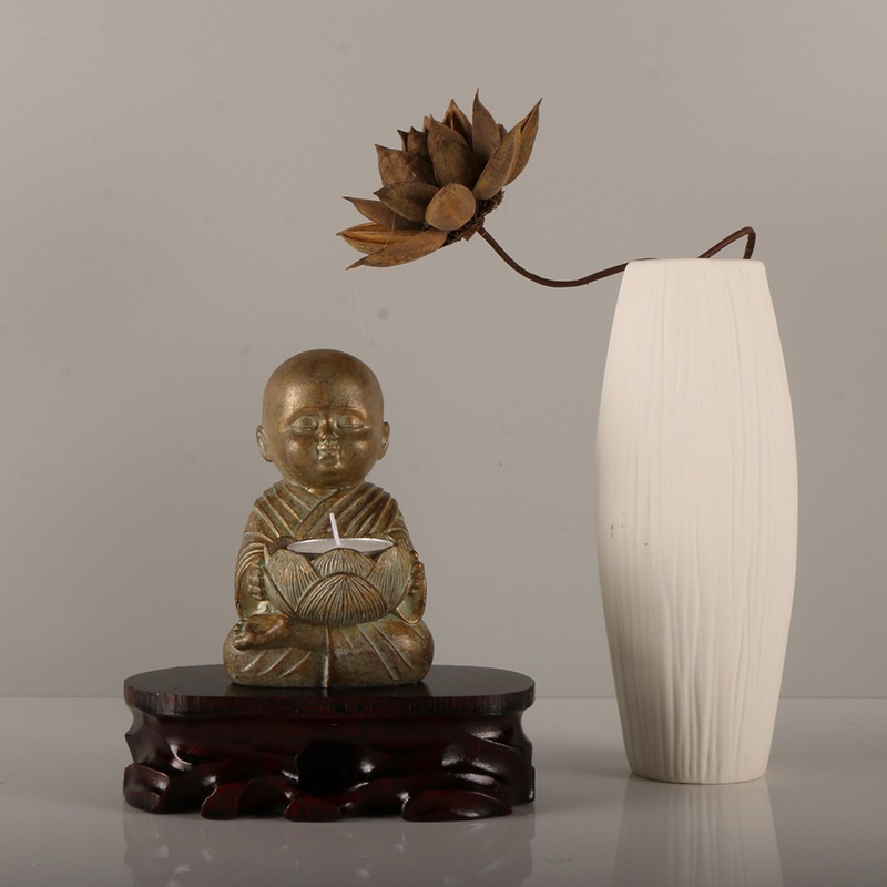 Tượng chú tiểu bê nến trang trí decor cùng tượng phật ( không kèm nến)- Tượng chú tiểu thiết kế giả cổ sắc nét tinh tế