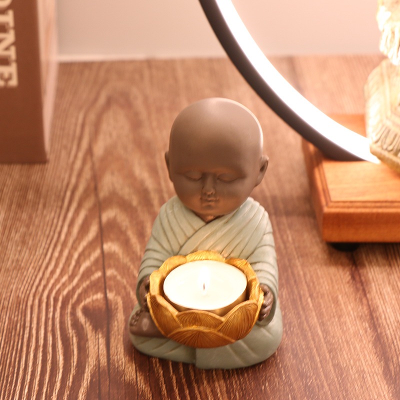 Tượng chú tiểu bê nến trang trí decor cùng tượng phật ( không kèm nến)- Tượng chú tiểu thiết kế giả cổ sắc nét tinh tế