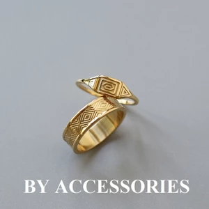 Nhẫn nam nữ unisex titan kiểu chạm nổi hoa văn hình học mạ vàng 18K không gỉ WR2345
