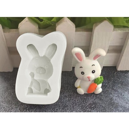 Khuôn silicon hình chú thỏ cầm cà rốt