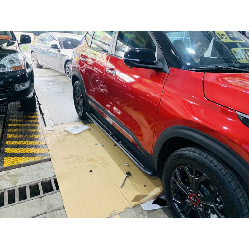 Bậc lên xuống xe Kia Seltos 2019-2026, Mẫu bậc bệ đen đúc chỉ inox cao cấp. Lắp đặt zin theo xe