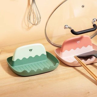 Kệ gác đũa thìa, để nắp vung có khay hứng nước, không rớt đồ ăn, cặn bẩn ra ngoài