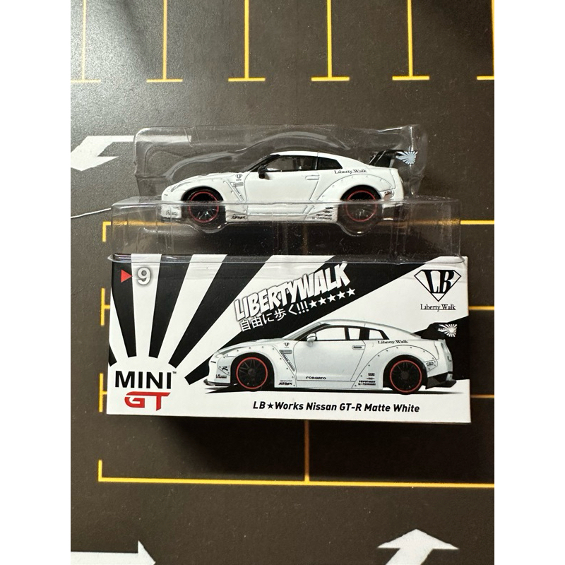 Xe mô hình Mini GT LB Works Nissan GT-R Matte White số 9 (loose
