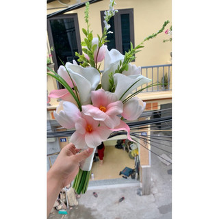 hoa cưới cầm tay cô dâu tulip nở loại cao cấp CEVERIA