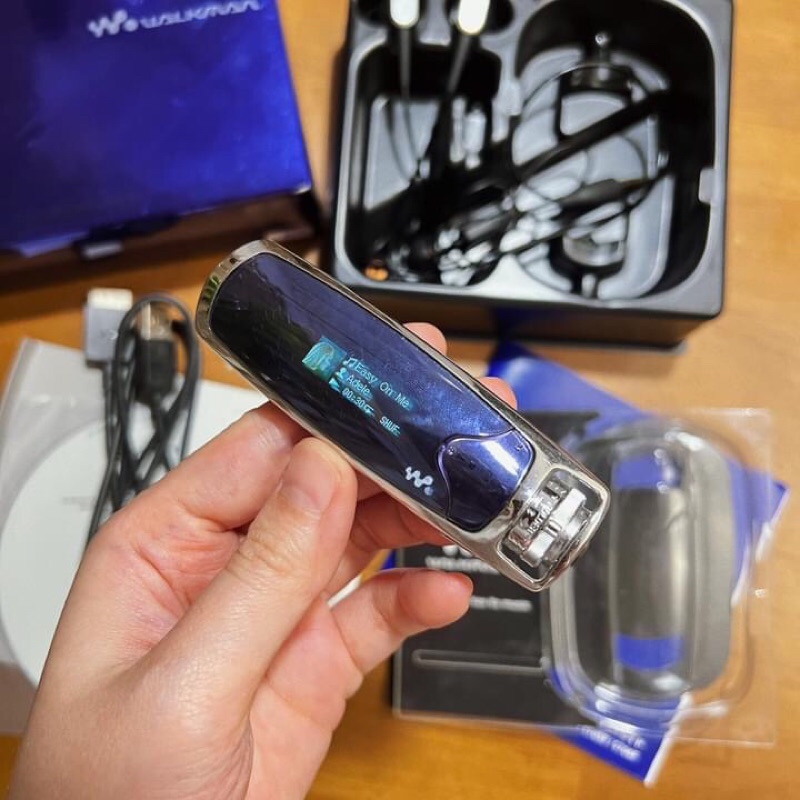 SONY ウォークマン NW-S705F 2GB バイオレット 別売クレードル付 SONY ウォークマン NW-S705F 2GB バイオレット 別売クレードル付