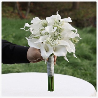 Bó hoa cưới cầm tay cô dâu từ hoa rum và tulip sang trọng CEVERIA