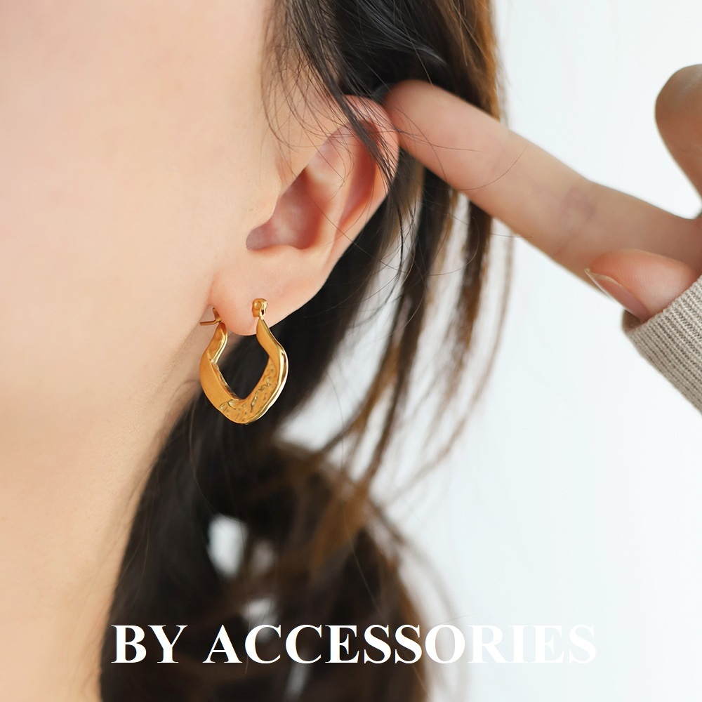 Bông tai nữ titan retro chạm họa tiết mạ vàng 18K thời trang không gỉ WE2336