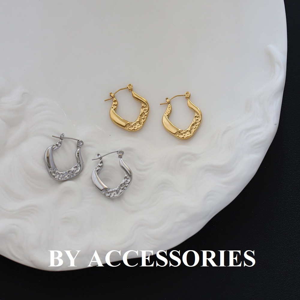 Bông tai nữ titan retro chạm họa tiết mạ vàng 18K thời trang không gỉ WE2336