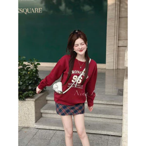 SET ÁO SWEATER ĐỎ IN 96 + CHÂN VÁY KẺ Ô