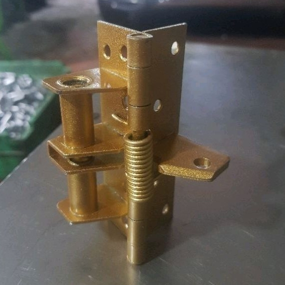 Bản lề lò xo tự khép cửa làm từ sắt mạ trắng, mạ vàng, lắp dễ dùng siêu tiện lợi, cửa đóng từ từ tránh kẹt tay cho trẻ..