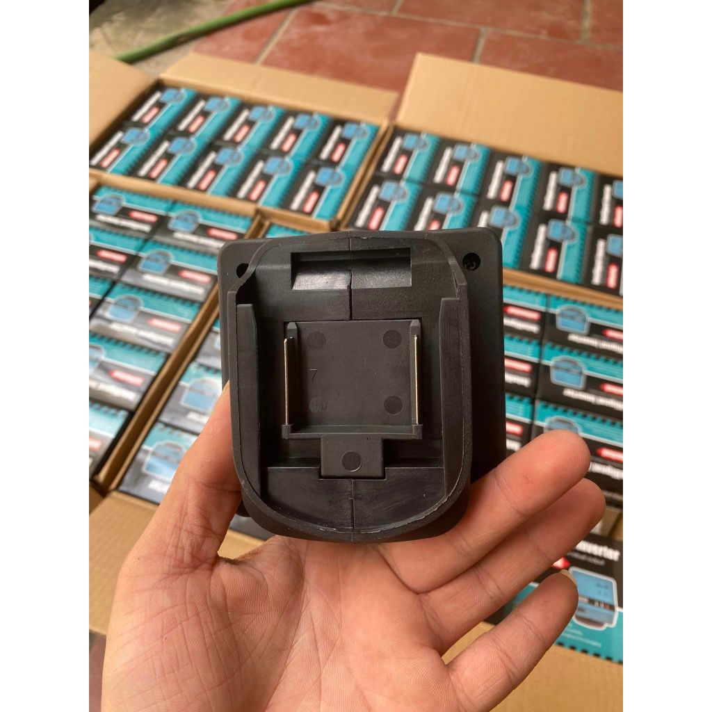 Bộ chuyển đổi nguồn pin 18V-21V lên điện 220V - sử dụng cho pin chân phổ thông Makita 4cm