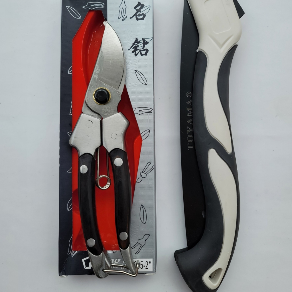Combo Dụng Cụ Làm Vườn Cây Cảnh Bonsai Japan (Kéo Đúc Cắt Cành Tay Gỗ Và Cưa Gấp Gọn Cầm Tay) - Dụng Cụ Nông Nghiệp GD S