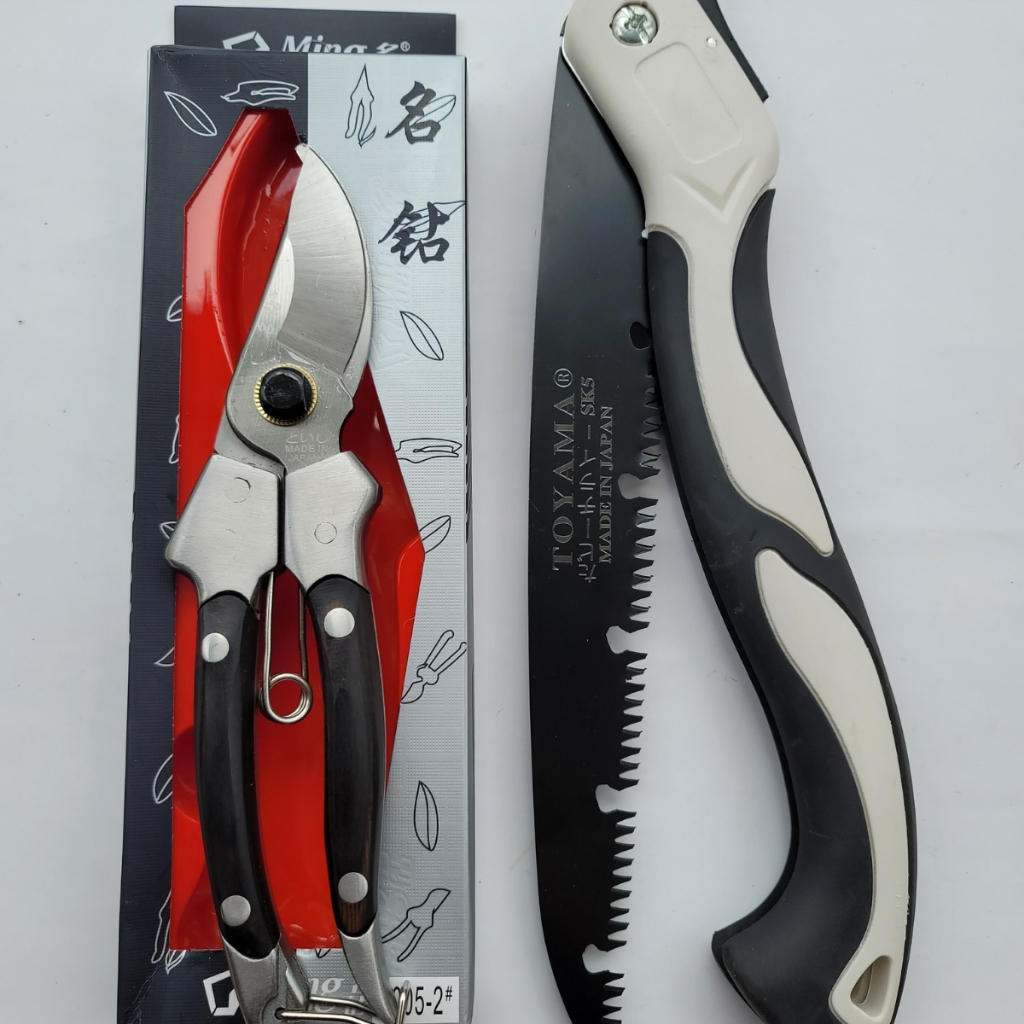 Combo Dụng Cụ Làm Vườn Cây Cảnh Bonsai Japan (Kéo Đúc Cắt Cành Tay Gỗ Và Cưa Gấp Gọn Cầm Tay) - Dụng Cụ Nông Nghiệp GD S
