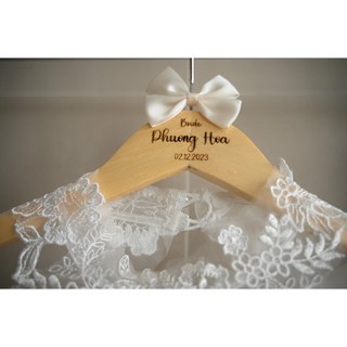 Móc Treo Quần Áo Bằng Gỗ Khắc Chữ Phong Cách Vintage Cho Cô Dâu Chú Rể (1 CÁI) | THAO WEDDING Guestbook Mẫu 0689