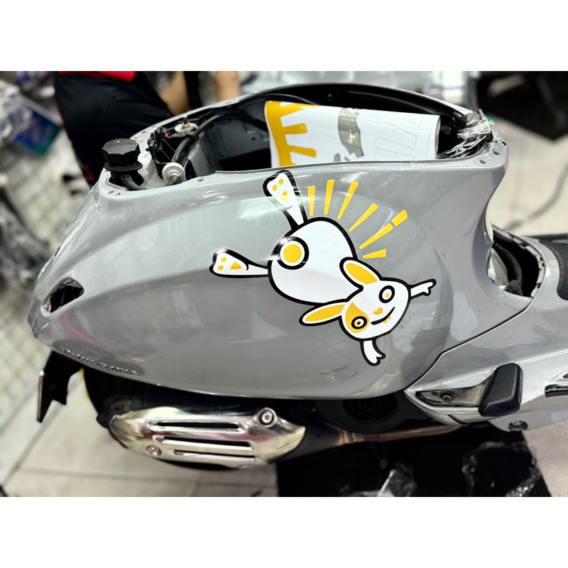 Tem Vespa 946 10º Anniversario, color exclusivo