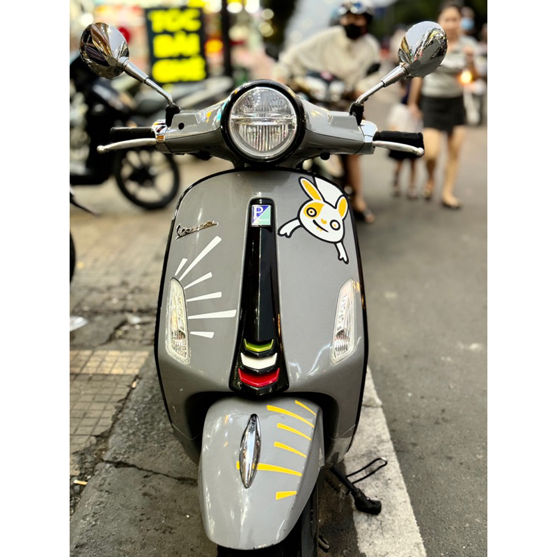 Tem Vespa 946 10º Anniversario, color exclusivo