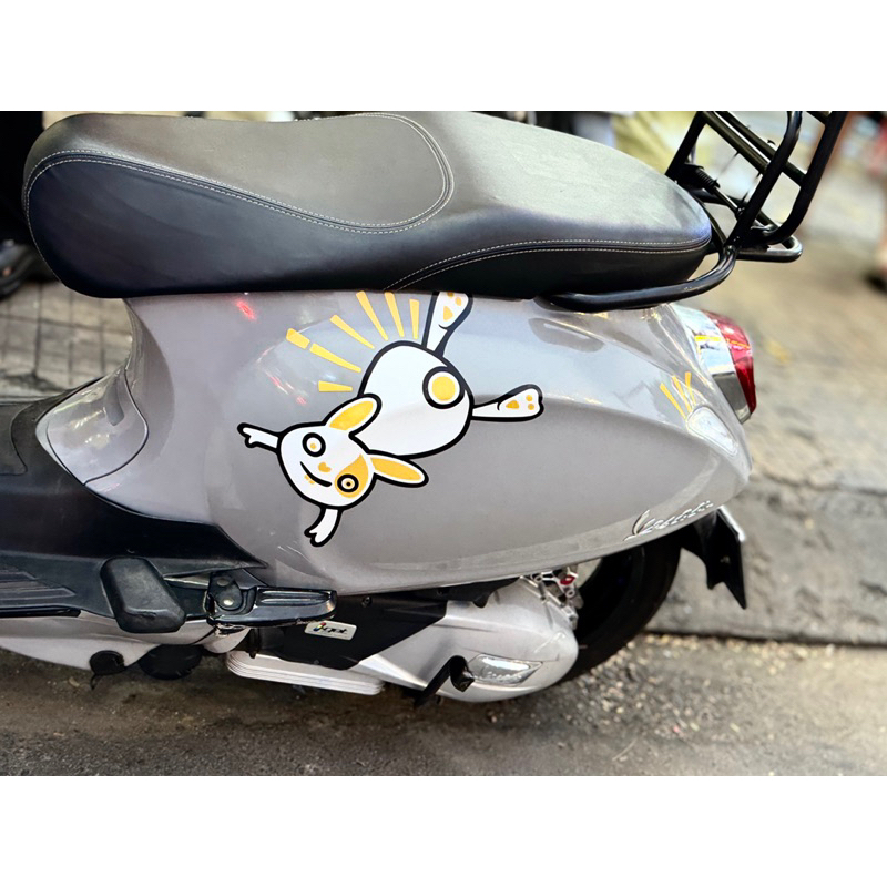 Tem Vespa 946 10º Anniversario, color exclusivo