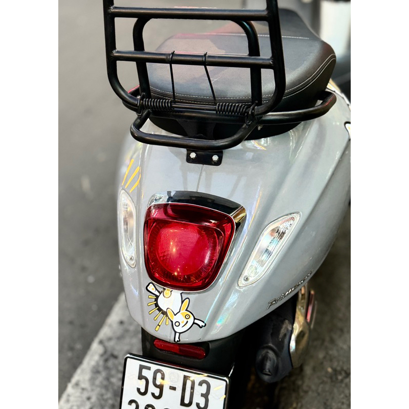 Tem Vespa 946 10º Anniversario, color exclusivo