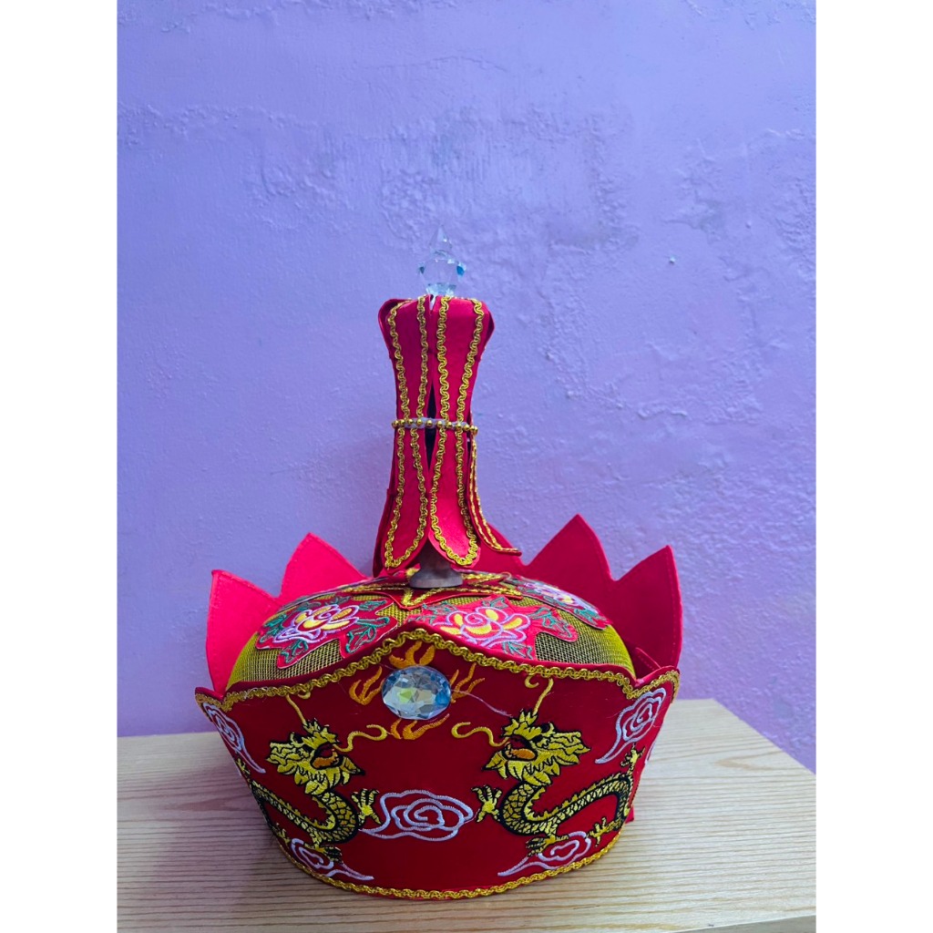 Mũ thêu rồng đẹp, có 2 màu vàng và đỏ, sản phẩm gồm 1 mũ + 1 đai liên hoa