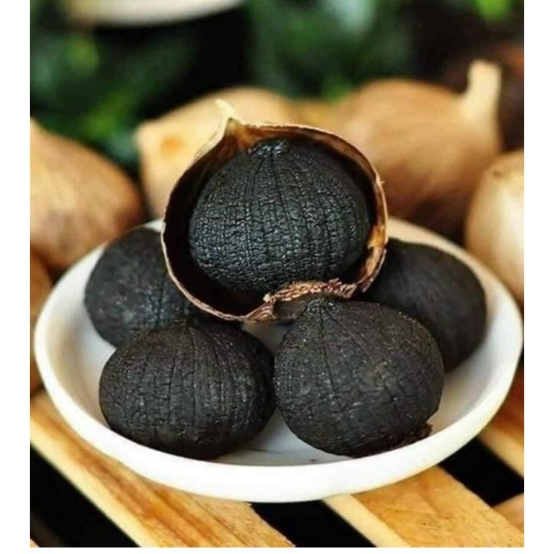Black garlic in a 500 g box shown in a product photograph