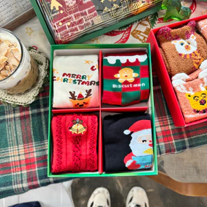 Set Combo Hộp 4 Vớ Noel Giáng Sinh Cổ Cao Chất Liệu Cotton Thoải Mái Co Giãn Unisex Quà Tặng Độc Đáo Dễ Thương