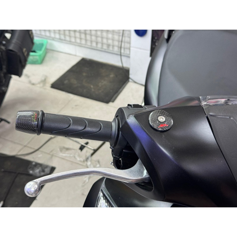 Nắp che chân kính Carbon Fiber xe máy cao cấp