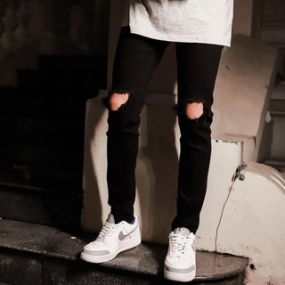 Quần Skinny Jean Nam-AMILY-Màu Đen-Rách Gối To-Chất Cotton Co Giãn-Ống Đứng Dáng-Ống Ôm Chân Skinny