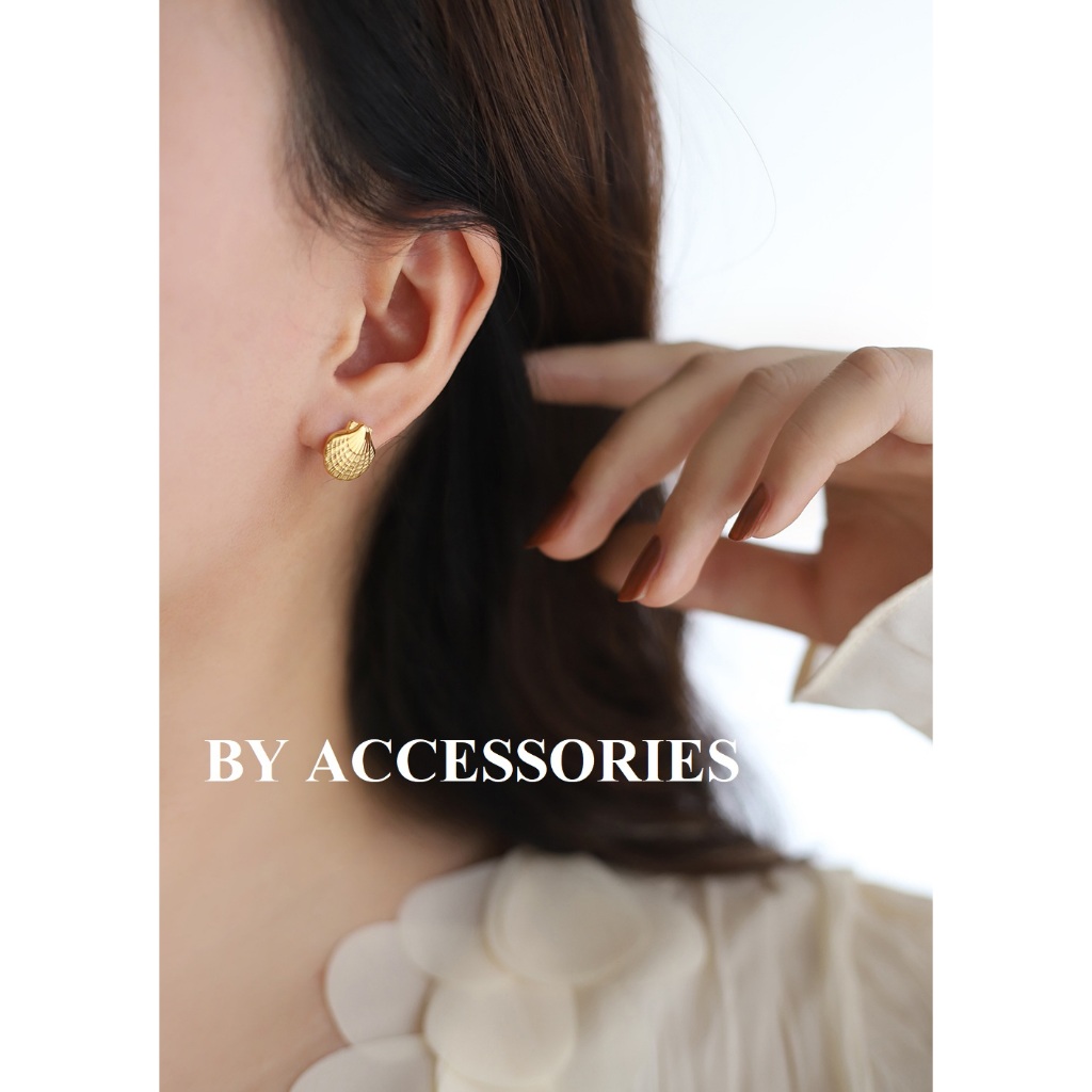Bông tai nữ titan bất đối xứng hình vỏ sò và sao biển đính ngọc trai nhân tạo mạ vàng 18K không gỉ WE2343 BY ACC