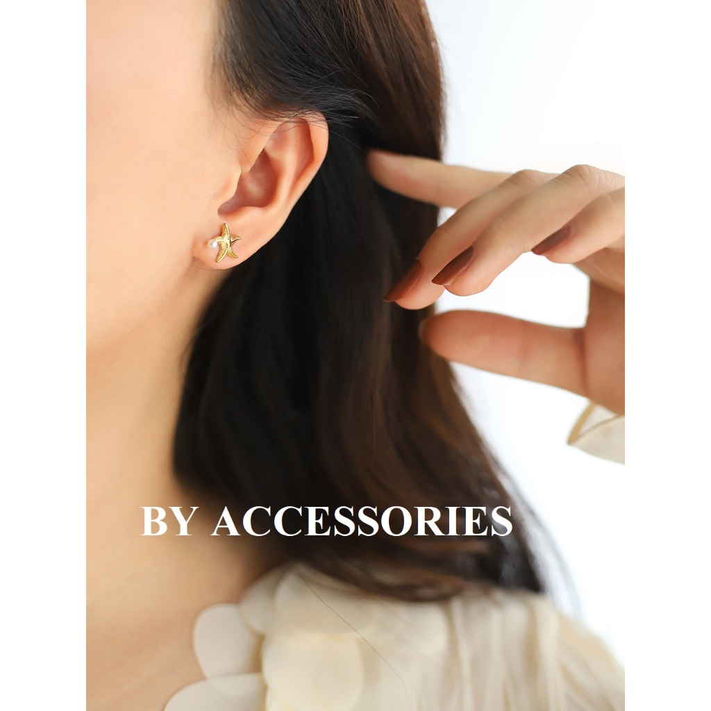 Bông tai nữ titan bất đối xứng hình vỏ sò và sao biển đính ngọc trai nhân tạo mạ vàng 18K không gỉ WE2343 BY ACC