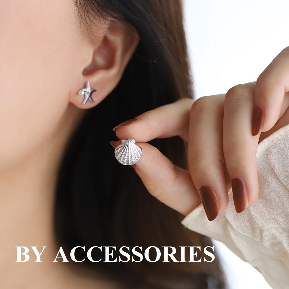 Bông tai nữ titan bất đối xứng hình vỏ sò và sao biển đính ngọc trai nhân tạo mạ vàng 18K không gỉ WE2343 BY ACC