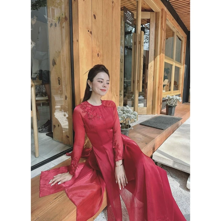 Aó Dài Cách Tân Tứ Thân, Như Nguyệt tơ ánh đỏ đính kết