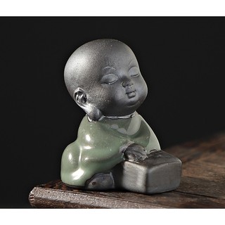 "Tượng Mini Gốm Chú Tiểu Cầm Ki Thi Họa Tiểu Cảnh Trang Trí"