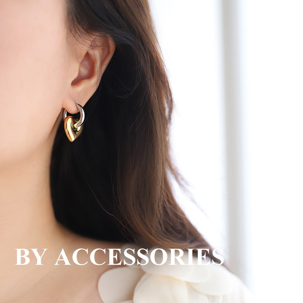 Bông tai nữ titan tròn dày phối mặt trái tim hai màu vàng và trắng tương phản vintage không gỉ WE2345