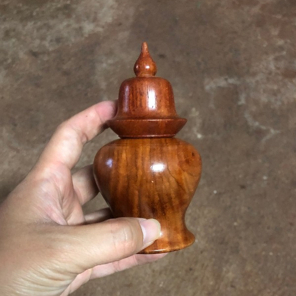 Lọ đựng tăm gỗ Hương và trắc tại xưởng gỗ làng nghề tiện Nhị Khê