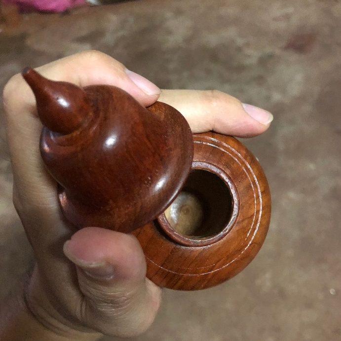 Lọ đựng tăm gỗ Hương và trắc tại xưởng gỗ làng nghề tiện Nhị Khê